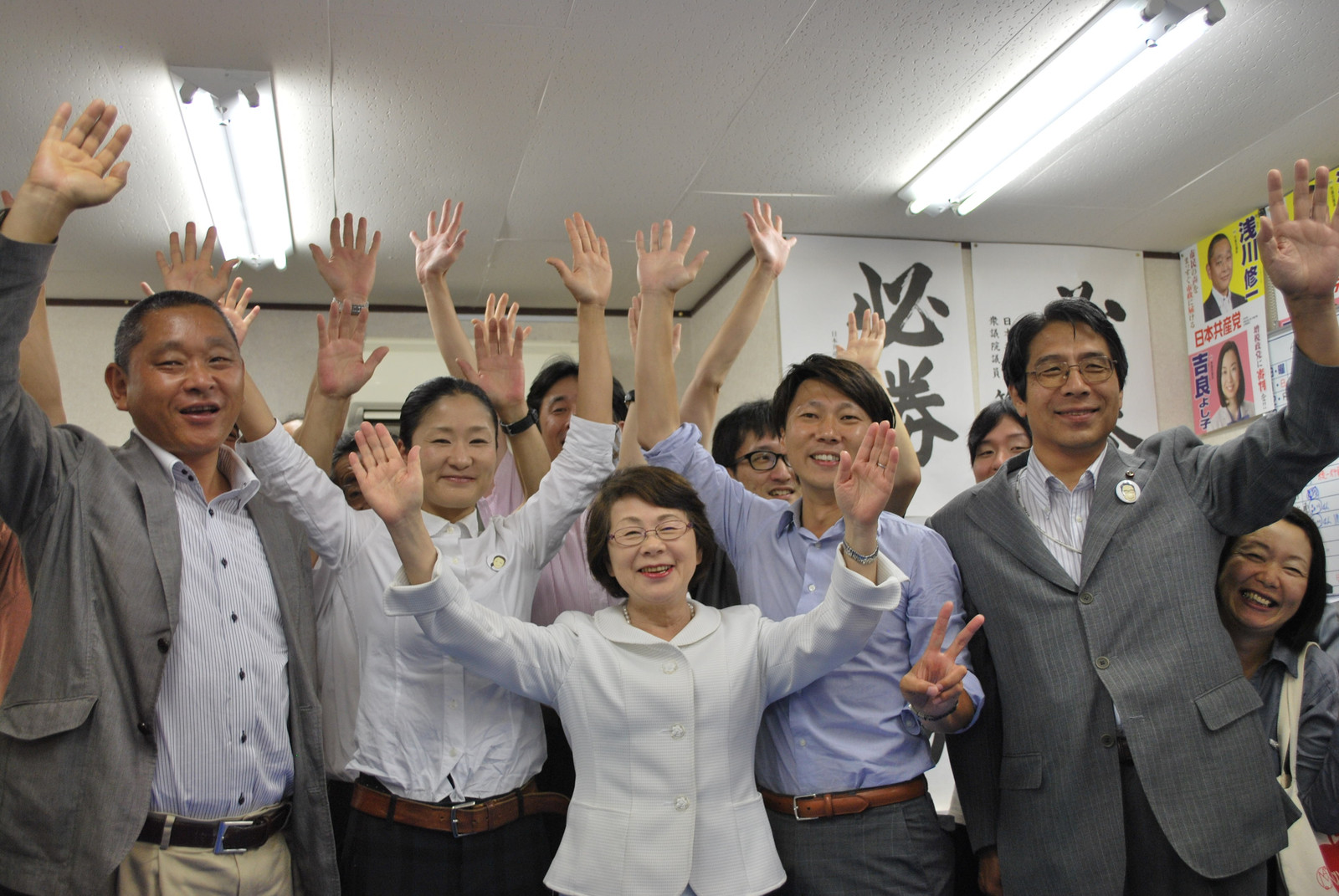 支援者とともに当選を喜ぶ５候補（前列左から浅川修一、若木早苗、永元須磨子、中町聡、上條彰一の各氏）＝22日、東京都立川市