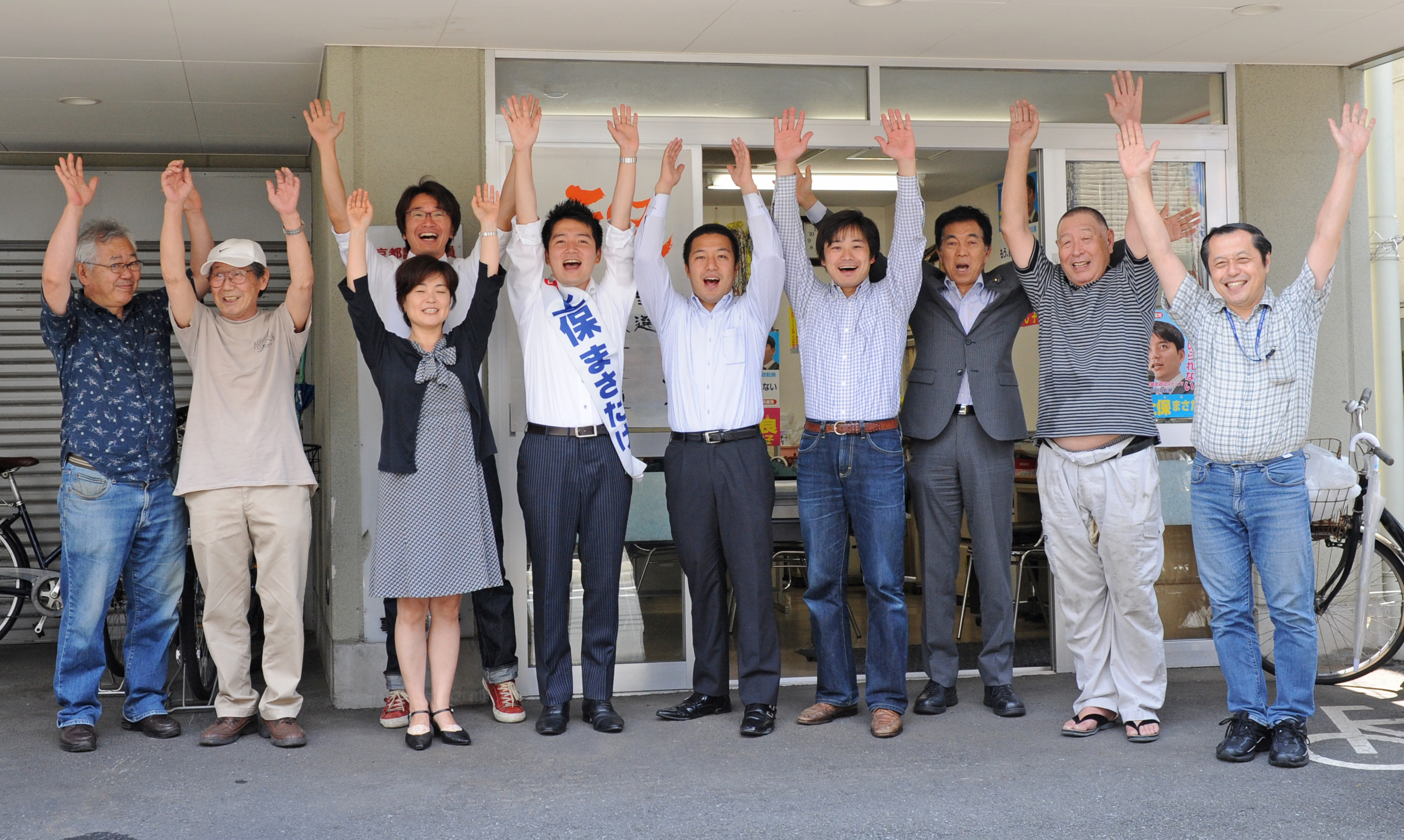 当選を喜ぶ上保氏（左から３人目）と共産党区議団、右端は吉田信夫都議＝6月30日、杉並区