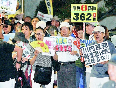 (写真)「川内原発再稼働反対」「原発やめろ」と声をあげる人たち=12日、首相官邸前