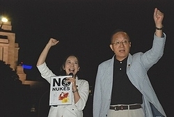 (写真)コールする笠井(右)、吉良の両議員=12日、国会正門前