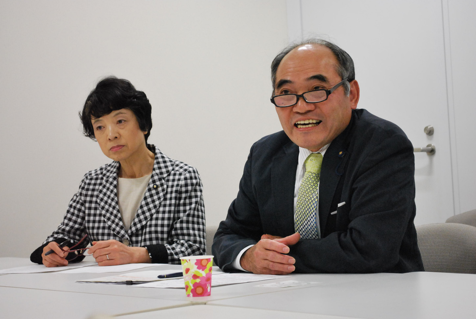 八丈島民の要望を訴える菊池むつお町議(右)と清水ひで子都議(左)=7日、東京都庁