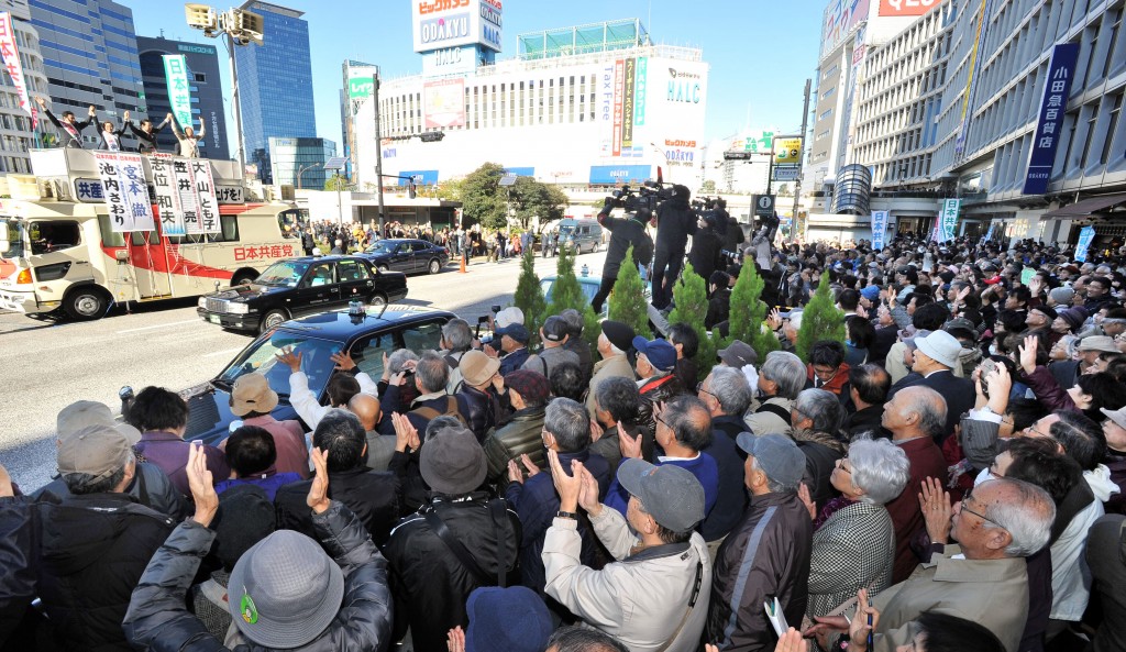 志位和夫委員長と衆院東京ブロック比例候補の訴えに拍手をおくる人たち＝19日、新宿駅西口