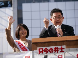 街頭から訴える小池晃副委員長（右）と坂井和歌子衆院東京ブロック比例候補＝２３日、東京・新宿駅東口