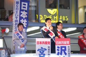 訴える宮本比例候補（右）と沢井5区候補＝27日、東京都目黒区