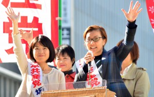 街頭で訴える池内さおり（右）、坂井和歌子両候補＝２７日、東京・新宿駅西口