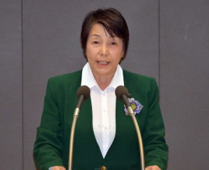 代表質問する大島よしえ都議＝17日、都議会本会議