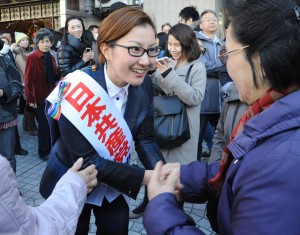 支持を訴える池内さおり候補