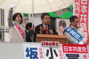 小雨の降る中、街頭で訴える小池氏（中央）と坂井比例候補（左端）、冨田なおき東京1区候補＝11日、新橋駅前