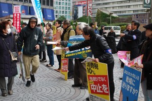 日本共産党の全国・全都労働者後援会の宣伝＝12日、新宿駅西口