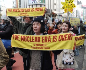 反原連がよびかけた「反原発☆渋谷大行進」で「原発いらない」とコールする人たち＝13日、東京都渋谷区