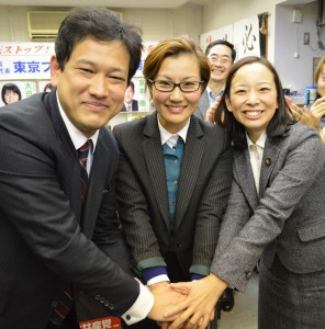 当選を喜びあう（左から）宮本氏、池内氏、吉良氏＝15日、渋谷区