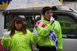 街頭で訴える森住市議候補（右）＝16日、東京都西東京市