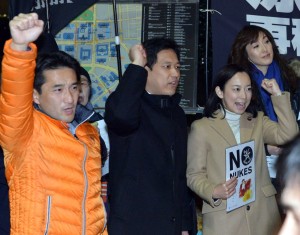 コールする（左から）藤野、宮本の両衆院議員、吉良参院議員＝19日、首相官邸前