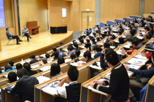 （写真）対談する高畑さんと小森さん＝１９日、東京・早稲田大学