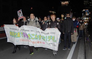 安倍首相の狙う解釈改憲許すなとアピールするデモ参加者＝21日、新宿区