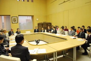 予算要望書について舛添要一知事（左端）に説明する共産党都議団（右）＝24日、東京都庁