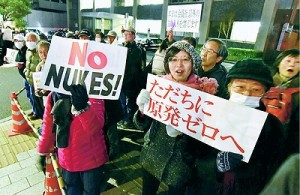 （写真）「原発いらない、再稼働反対」と怒りのコールをする人たち＝26日、首相官邸前