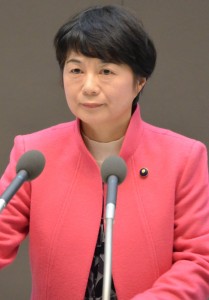 討論する河野ゆりえ都議=25日、東京都議会