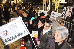「川内・高浜原発再稼働反対」と訴える人たち＝9日、首相官邸前