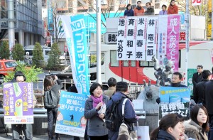 成人の日の街頭宣伝の車上で訴える池内さおり衆院議員と米倉春奈都議=12日、渋谷駅前