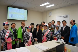 椿まつりキャラバンの川島理史・大島町長(左から3人目)と日本共産党都議団ら=14日、東京都議会
