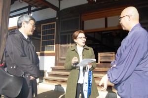 静勝寺の住職と懇談する池内衆院議員（中央）と曽根都議（左端）＝16日、北区