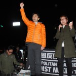 「原発いらない」とコールする日本共産党の藤野(左)、池内の両衆院議員＝16日　