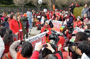 国会包囲行動で紹介され、声援にこたえる田村智子参院議員と池内さおり衆院議員＝17日、国会正門前