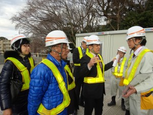 外環道東名ジャンクション計画地を視察する宮本衆院議員（右から3人目）＝16日、東京都世田谷区