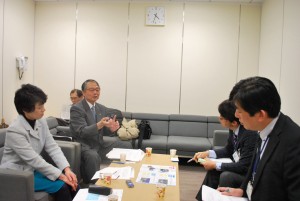 湾港局職員(右側)に村民の要望を伝える青沼進二村議（前列左から2人目）と清水ひで子都議＝21日、東京都庁