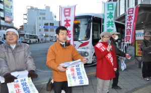 ちかざわ(左から3人目)、大高(左隣)の両市議らが訴えた署名行動