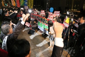安倍政権の暴走をやめさせようとこぶしを上げ唱和する人たち=26日、国会前