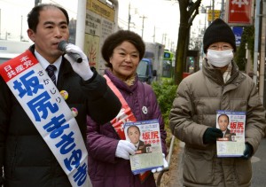 宣伝する（左から）坂尻区議候補、今氏、早宮支部の小川支部長＝６日、東京都練馬区