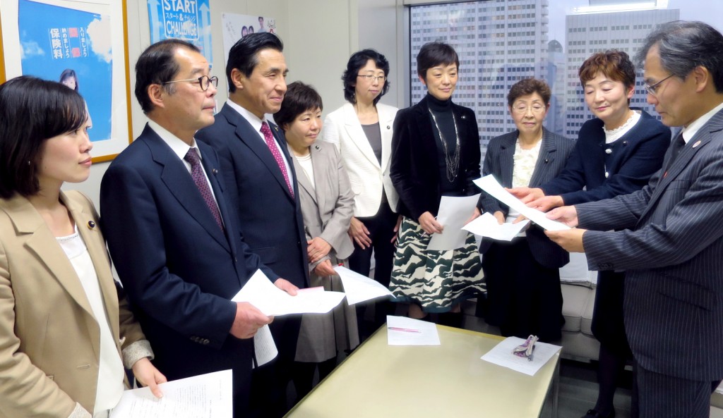 福祉保健局の山岸総務部長（右端）に申し入れ書を手渡す大山都議（右から２人目）＝６日、東京都庁