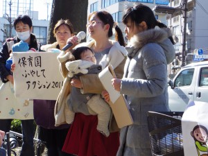 「子どもを保育園に入れたい」と訴える保護者＝2日、東京都杉並区役所前