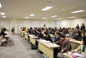 福祉保健局と交渉する共産党議員団＝5日、東京都庁