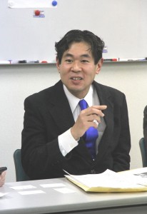 記者会見で決意を語る小柳氏＝5日、東京都台東区