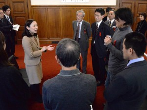 傍聴者と懇談する吉良よし子議員（左）＝６日、国会内