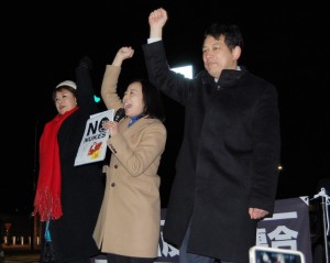 「原発いらない」とコールする（右から）宮本、吉良、本村の各氏＝13日、国会正門前
