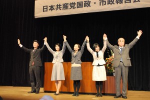 聴衆にこたえる（左から）村山順次郎市議、永田まさ子市議、吉良よし子参院議員、原のり子市議、篠原重信市議＝14日、東京都東久留米市