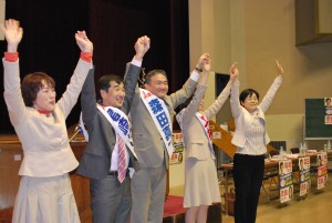 聴衆にこたえる（左から）田村智子参院議員、尾崎りいち市議、森田真一市議、上林まさえ市議候補、尾崎あや子都議＝15日、東京都東大和市