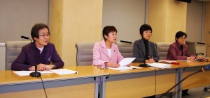 国保料減免に関する条例提案で会見する（左から）小竹ひろ子、大山とも子、和泉なおみ、尾崎あや子の各都議＝20日、東京都庁