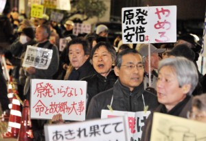 「川内・高浜原発再稼働反対」「原発なくせ」と声をあげる人たち＝20日、首相官邸前