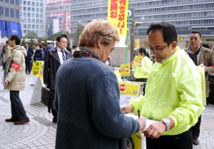 「暮らしと営業、平和守れ国民大行動」の成功を呼びかける人たち＝２４日、東京・新宿駅