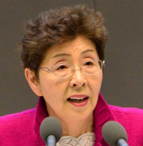 質問する、かち佳代子議員＝２５日、都議会本会議