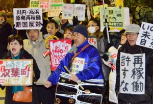 「川内・高浜原発再稼働反対」「原発なくせ」と声をあげる人たち＝６日、首相官邸前