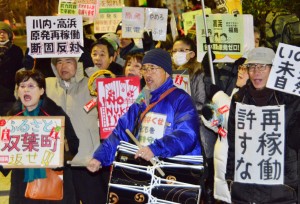 「川内・高浜原発再稼働反対」「原発なくせ」と声をあげる人たち=6日、首相官邸前
