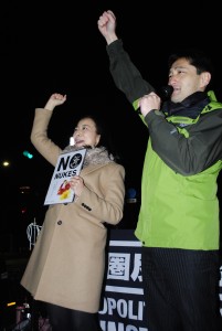 国会正門前でスピーチする藤野(右)、吉良の両議員=6日