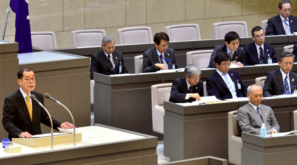 舛添要一知事（右）に質問する松村友昭議員＝２４日、都議会本会議