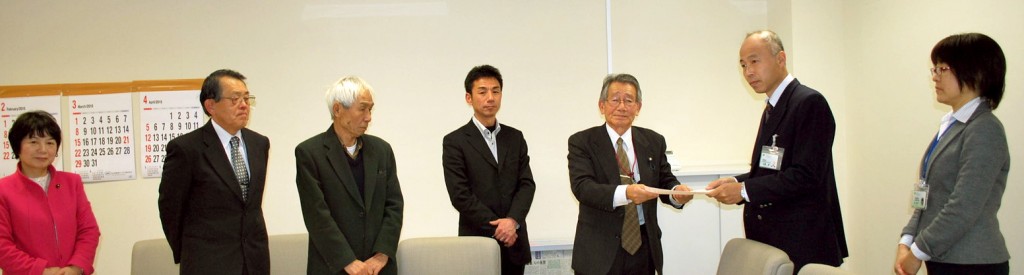 都担当課長（右から２人目）に申し入れ書を渡す（左から）河野ゆりえ都議、山田町議候補と橋本、小池、時得の各大島町議＝１０日、東京都庁